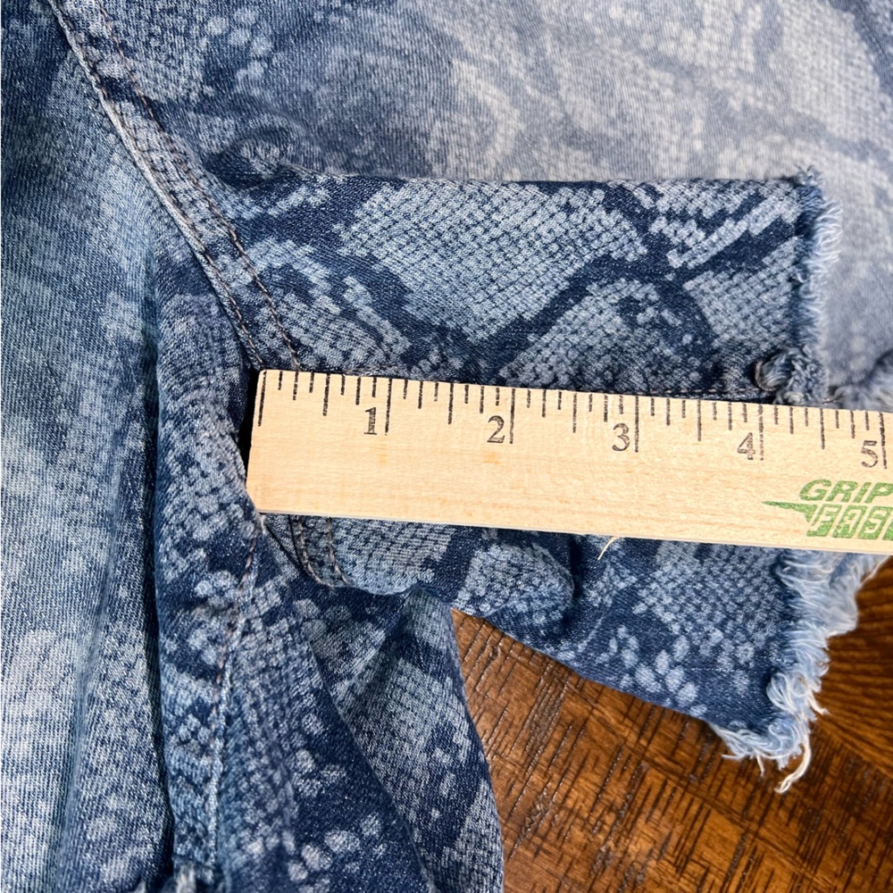 Seven 7 snakeskin print denim weekend short size 16 EUC - Picture 4 of 6
